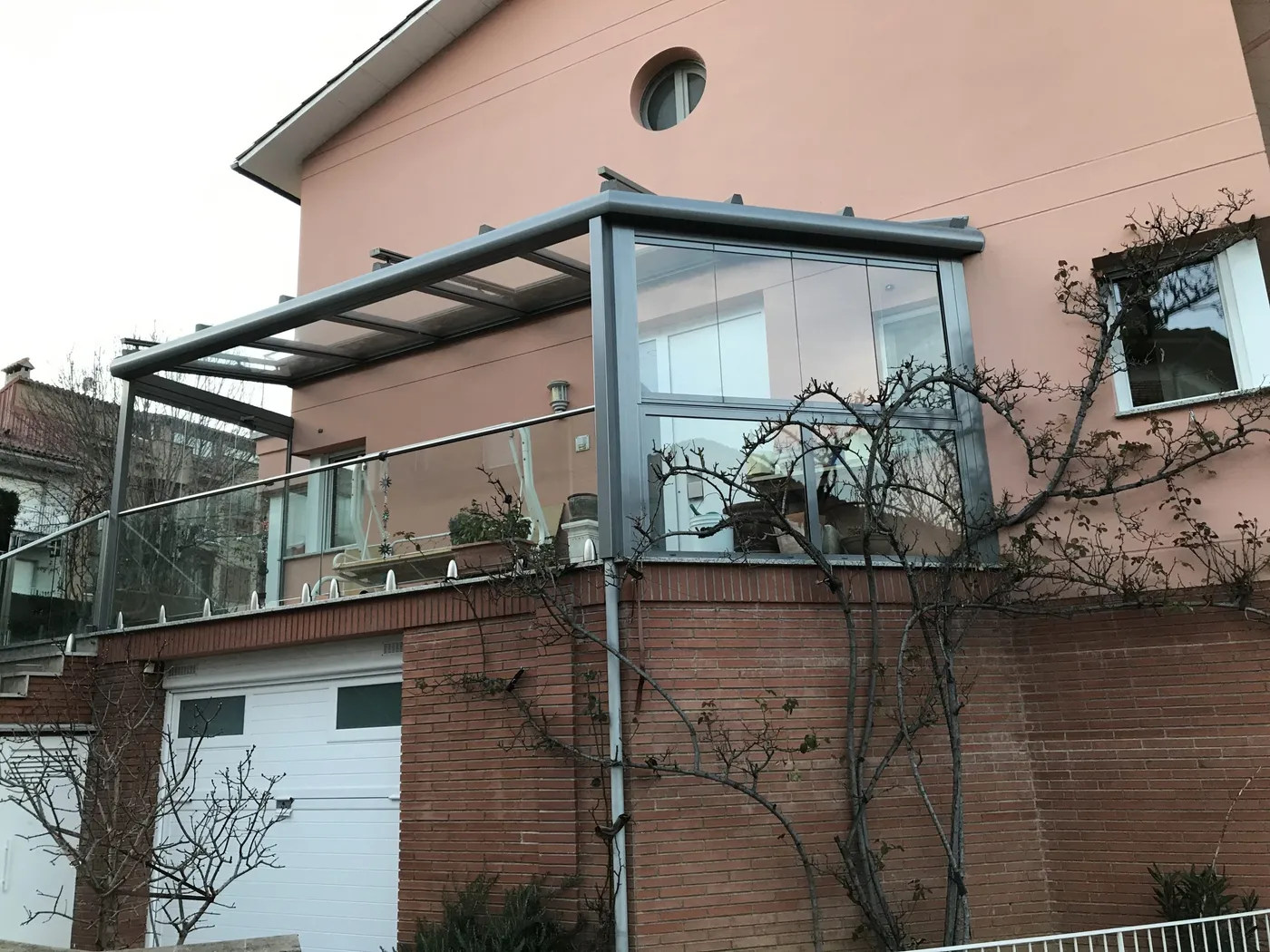 Terrassa tancada amb pèrgola i sostre de vidre