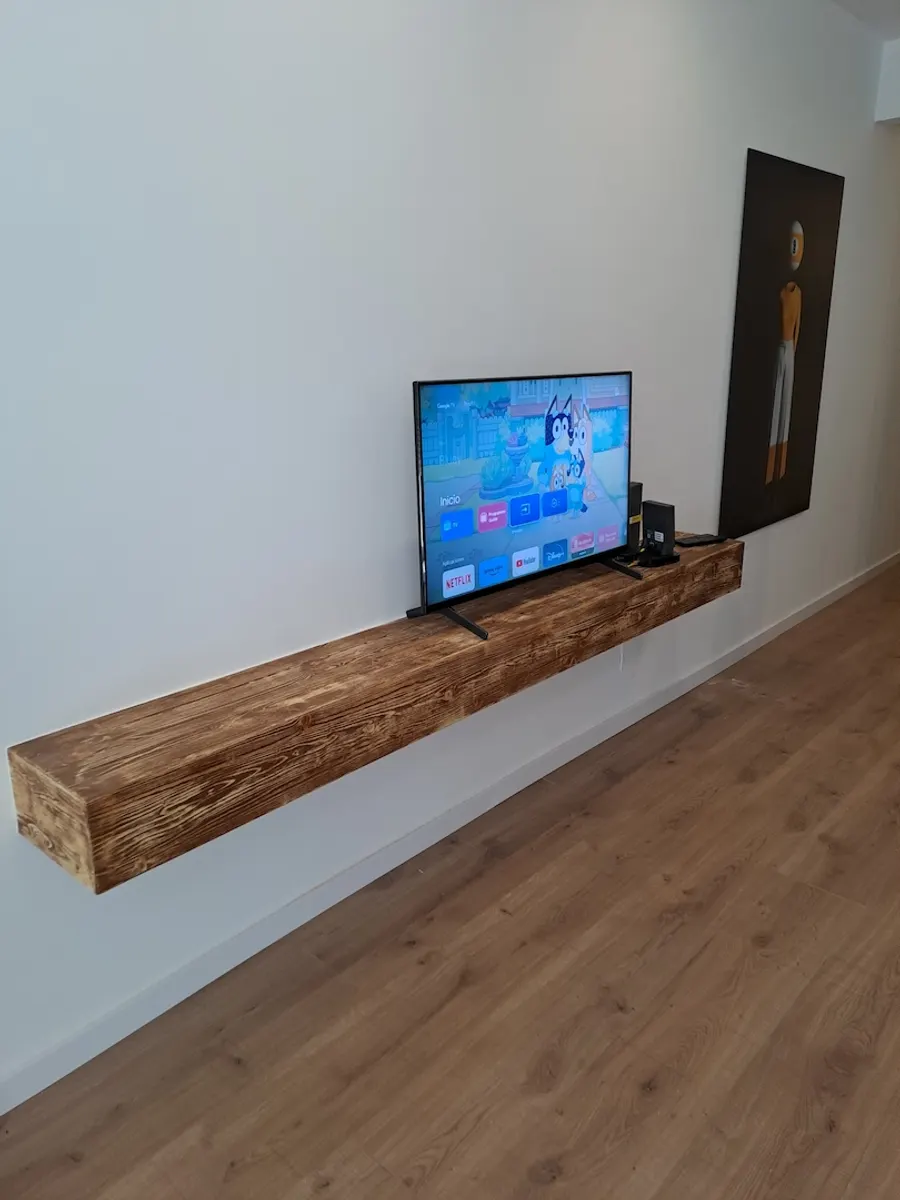Moble de televisió flotant de fusta envellida