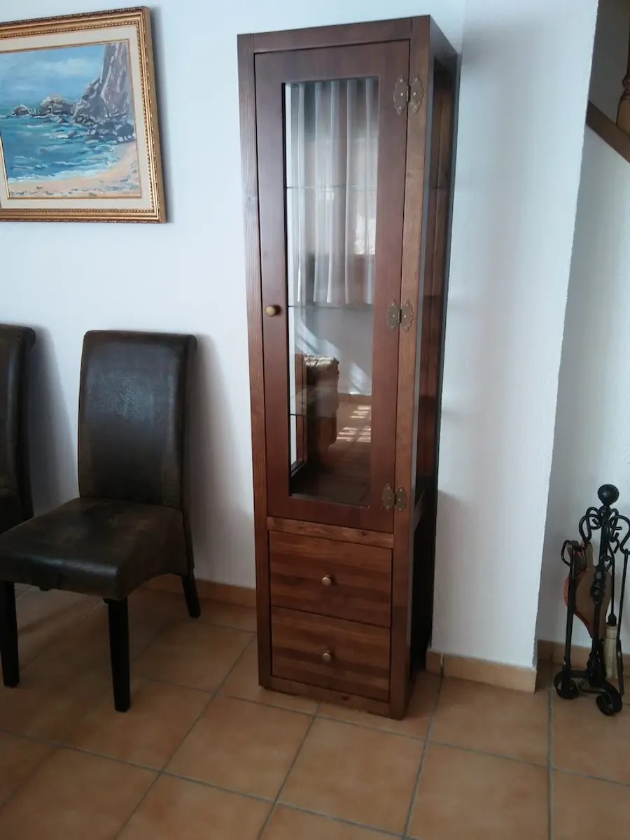 Vitrina de fusta fosca amb portes de vidre i calaixos