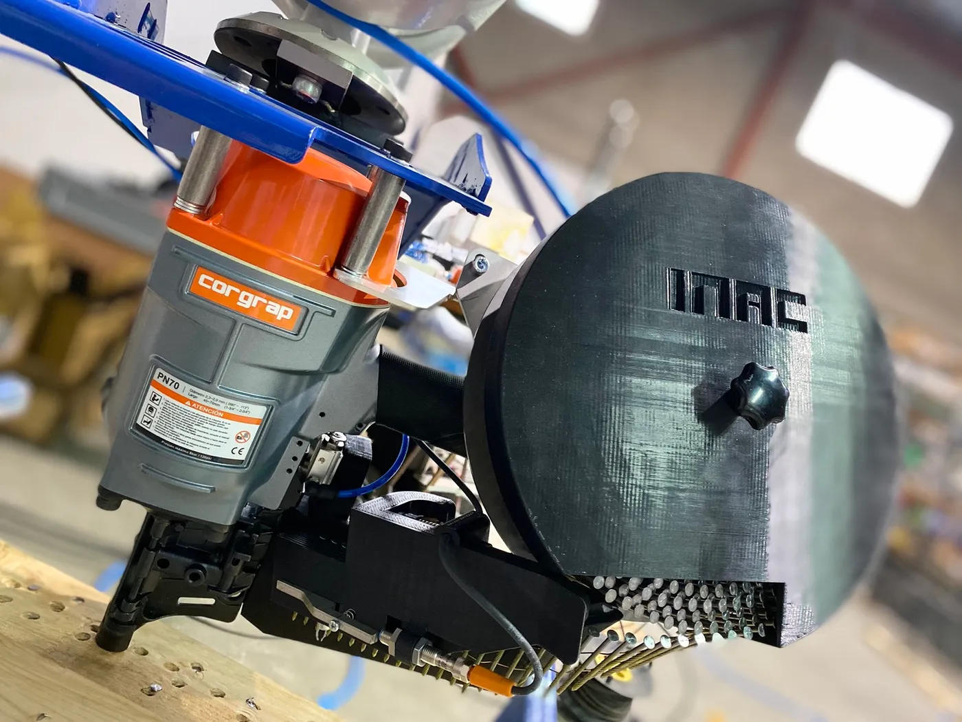 Clavadora automàtica muntada al robot, en primer pla