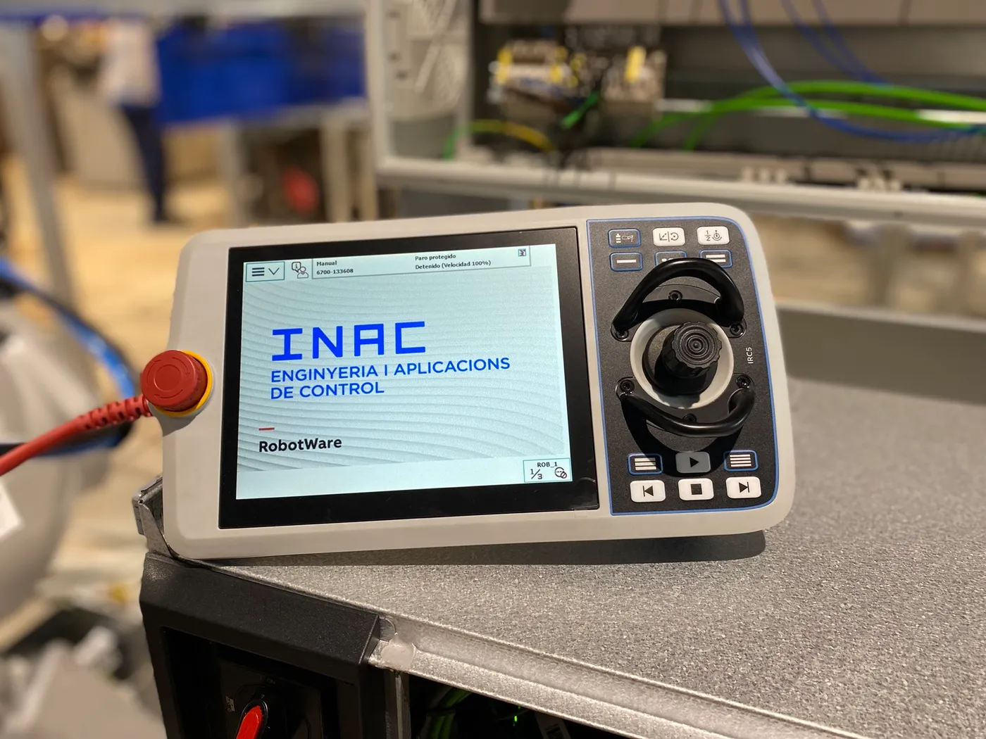 Pantalla tàctil de control amb el logotip d'INAC