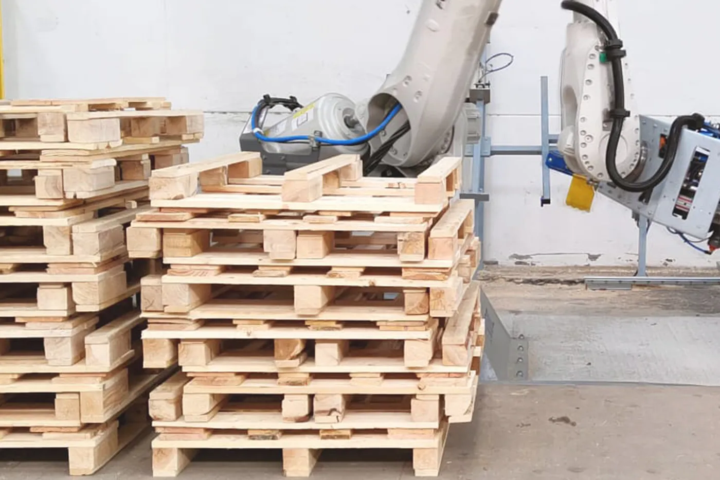 Robot amb palets acabats apilats al costat